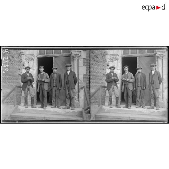 Ham (Somme). Jeunes gens restés à Ham pendant l'occupation allemande : Marius Bourlon 22 ans, René Aubert 20 ans, Henri Canard 22 ans, Romuald Bonvalet 18 ans. [légende d'origine]