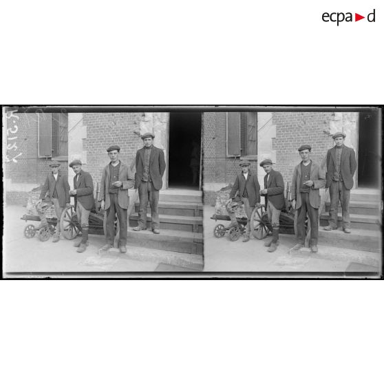 Ham (Somme). Jeunes gens restés à Ham pendant l'occupation allemande et qui ont pu regagner nos lignes. [légende d'origine]