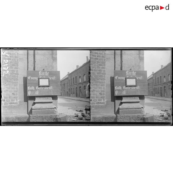 Ham (Somme). Rue de Chauny, écriteau allemand pour le culte à la porte de l'hôtel Dieu. [légende d'origine]