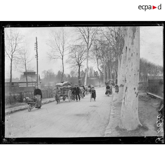 Environs de Compiègne (Oise). Les évacués sur la route de Compiègne. [légende d'origine]
