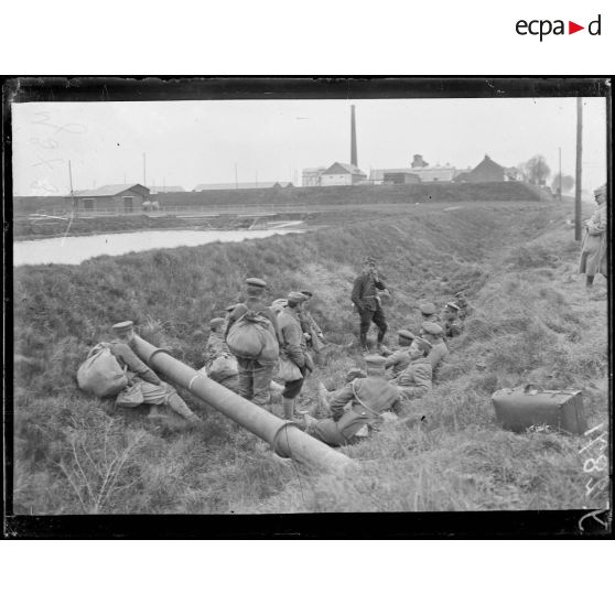 Environs de Compiègne (Oise). Evacuation de prisonniers allemands. [légende d’origine]