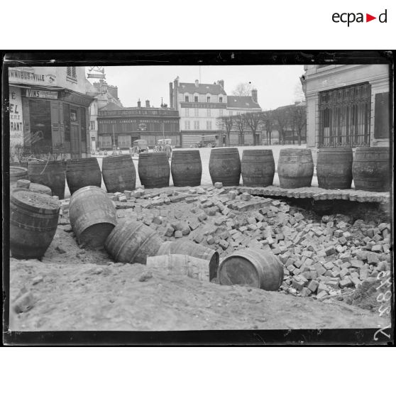 Compiègne (Oise). Carrefour de la rue de Pierrefonds. [légende d’origine]