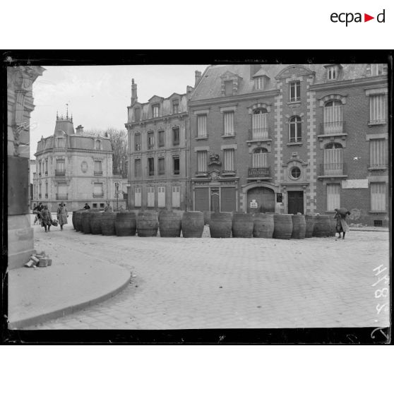 Compiègne (Oise). Carrefour de la rue de Pierrefonds. [légende d’origine]