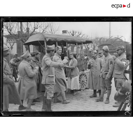 Compiègne (Oise). Distribution du café au lait par des dames anglaises. [légende d’origine]