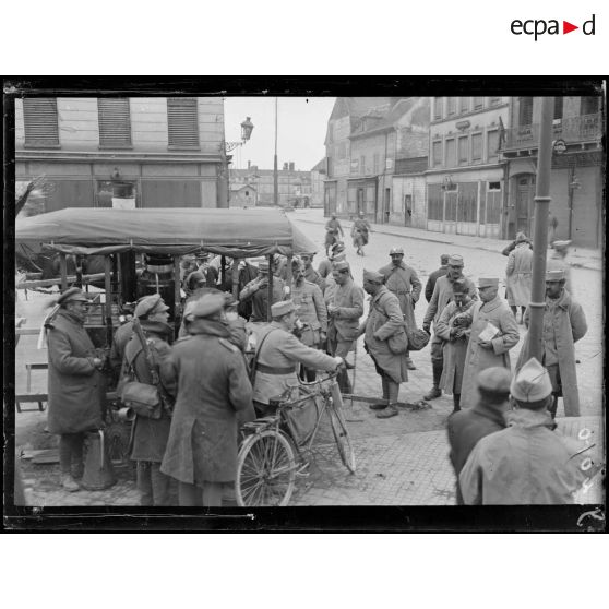Compiègne (Oise). Distribution du café au lait par des dames anglaises. [légende d’origine]