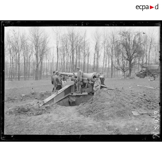 Environs de Ribécourt (Oise). Pièce de 155 Filloux. Le nettoyage de la pièce. [légende d’origine]
