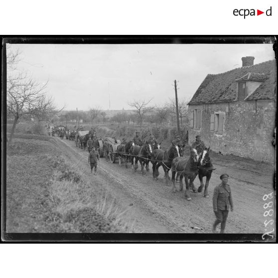 Route de Clermont à Compiègne (Oise). Grosses pièces anglaises sur la route. [légende d’origine]