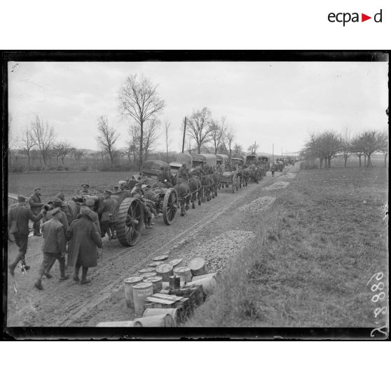 Route de Clermont à Compiègne (Oise). Grosses pièces anglaises sur la route. [légende d’origine]