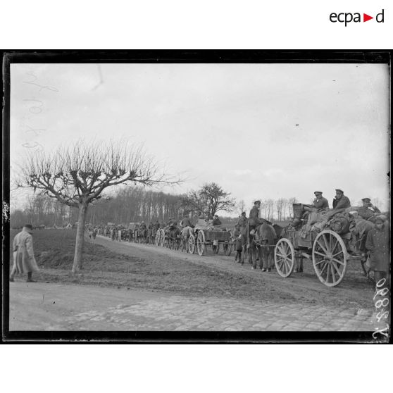 Route d’Aroy à Morvillers (Oise). Troupes anglaises revenant du front. [légende d’origine]