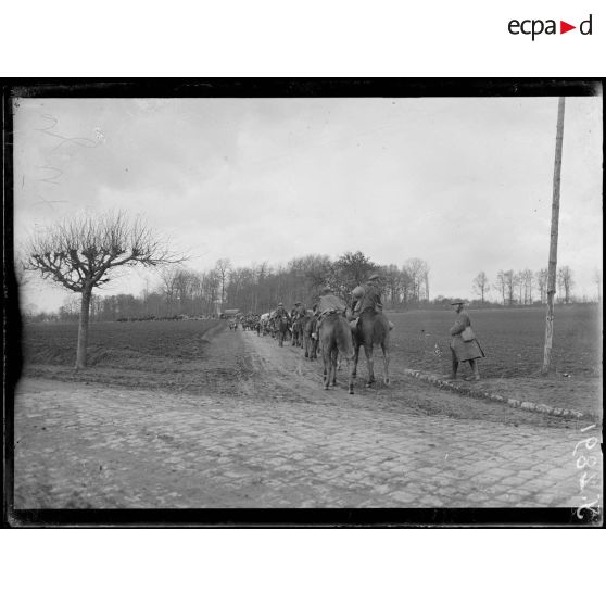 Route d’Aroy à Morvillers (Oise). Troupes anglaises revenant du front. [légende d’origine]