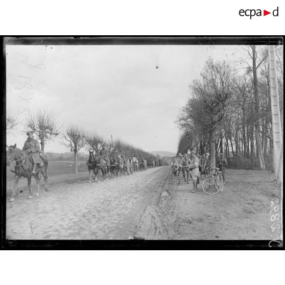 Route d’Aroy à Morvillers (Oise). Troupes anglaises revenant du front. [légende d’origine]