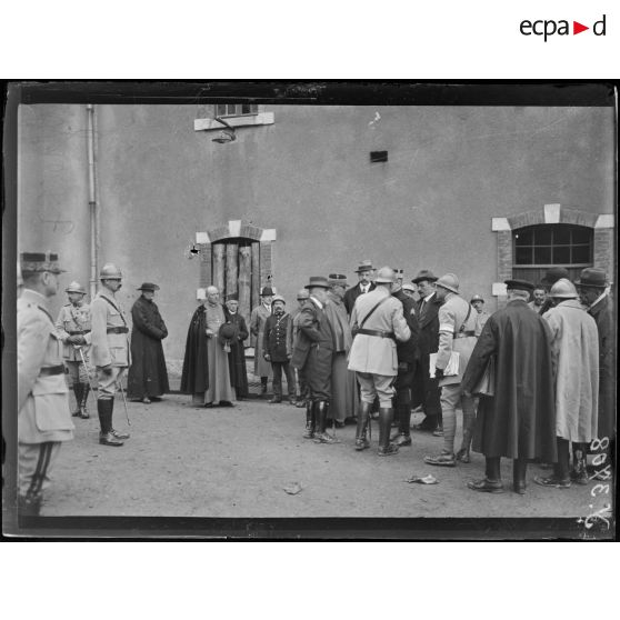 Verdun. Meuse. Après la remise de la Croix de Guerre au préfet de la Meuse. Le préfet, M. Poincaré, le général Hirschauer et officiers d'état-major. [légende d'origine]