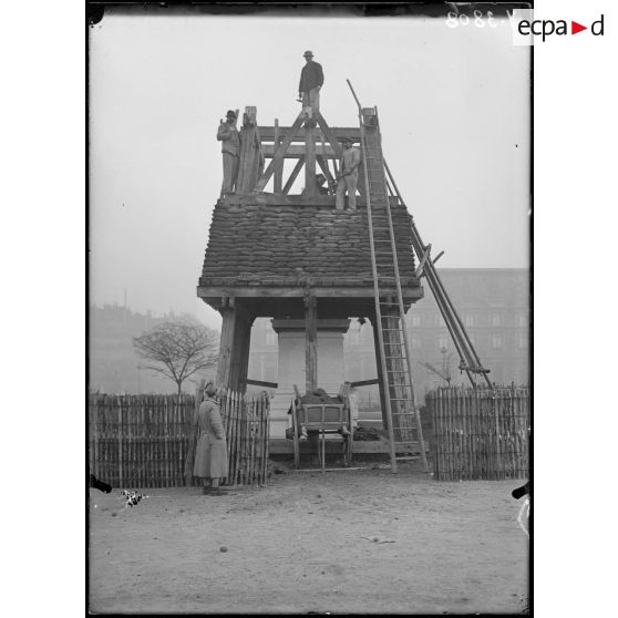 On débarrasse le monument "Quand même" des sacs de sable qui le protégeaient. [légende d'origine]