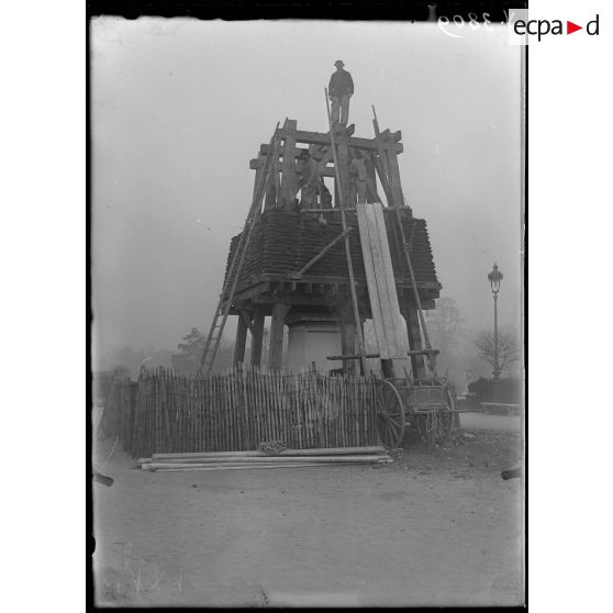 On débarrasse le monument "Quand même" des sacs de sable qui le protégeaient. [légende d'origine]