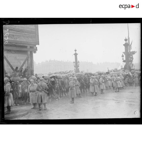 Paris. Visite du roi d'Angleterre. La foule place de la Concorde. [légende d'origine]