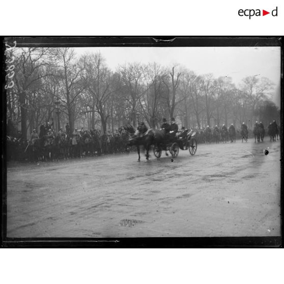 Paris. Visite du roi d'Angleterre. Le roi et M. Poincaré, avenue des Champs-Elysées. [légende d'origine]