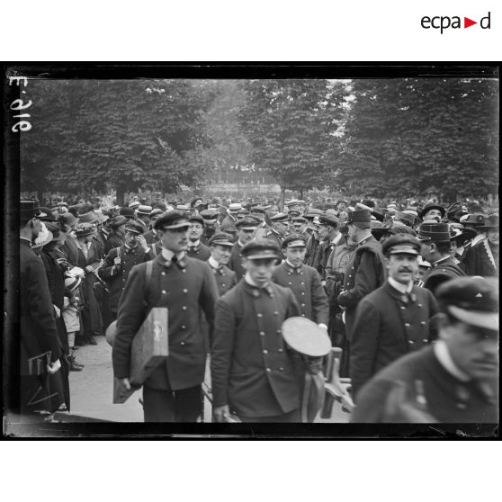 Paris. Festival des Tuileries. Arrivée de la Musique de la flotte. [légende d'origine]
