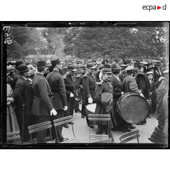 Paris. Festival des Tuileries. Arrivée de la Musique de la garde Républicaine. [légende d'origine]