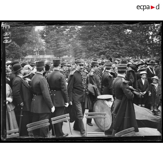 Paris. Festival des Tuileries. Les musiques sur l'estrade. [légende d'origine]