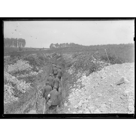 Près de Fontaine-lès-Cappy (Somme). Défilé dans un boyau de prisonniers venant d'etre capturés. [légende d'origine]