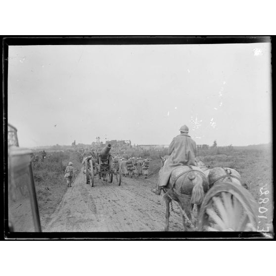 Sur la route de Dompierre à Fontaine-lès-Cappy. Canon allemand de 150 emmené à l'arrière (au fond les ruines de la sucrerie de Fontaine-lès-Cappy). [légende d'origine]