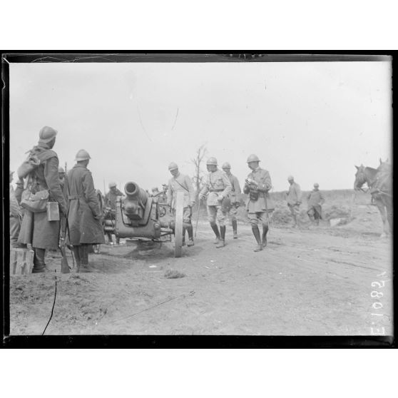 Dompierre (Somme). Le Général Fayolle devant un canon allemand de 150 (4.7.16). [légende d'origine]