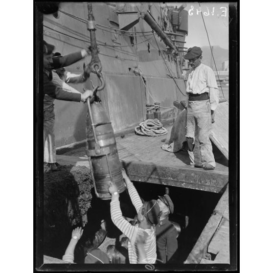Toulon. A bord du Condorcet. Avant la rentrée en cale sèche, descente de projectiles de 305. [légende d'origine]