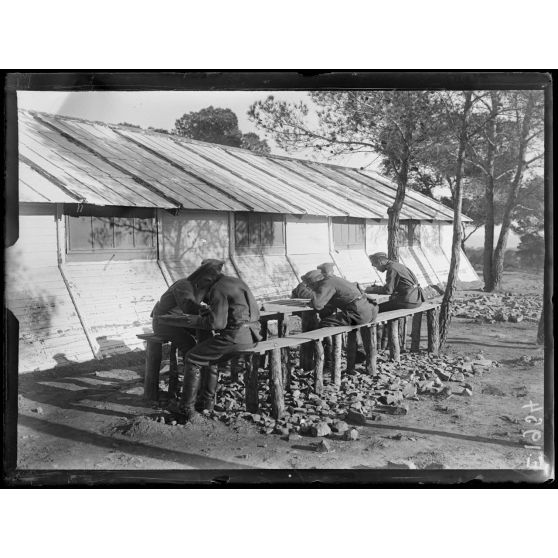 Saint Raphaël. Var. Camp Candelier. Soldats russes faisant leur correspondance. [légende d'origine]