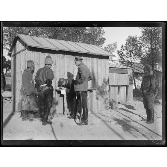 Saint Raphaël. Var. Camp Candelier. La visite. [légende d'origine]