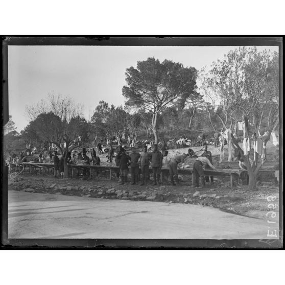 Saint Raphaël. Var. Sur la route près du camp, russes et malgaches à la corvée de lavage. [légende d'origine]