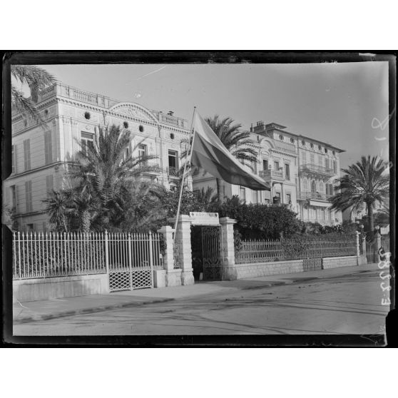 Nice. Hôtel de la côte d'azur transformé en hôpital de la Croix rouge russe. [légende d'origine]