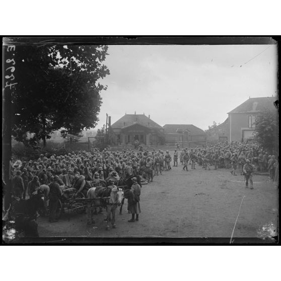 Avenay. Marne. Après la relève. Détachement des 3eme et 6eme cuirassiers et du 4e de hussards descendant des lignes pour aller au repos. [légende d'origine]