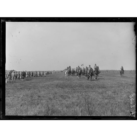 Fleury la Rivière. Marne. Revue de la 14e Division d'infanterie par le général Pétain. Arrivée du général Philipot. [légende d'origine]
