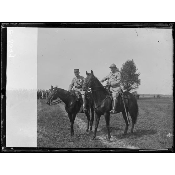 Fleury la Rivière. Marne. Revue de la 14e Division d'infanterie par le général Pétain. Le général Philipot et son chef d'Etat major. [légende d'origine]