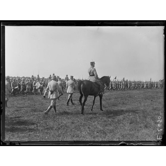 Fleury la Rivière. Marne. Revue de la 14e Division d'infanterie par le général Pétain. Le général Pétain passe la revue à droite. A cheval, le général Philipot. [légende d'origine]