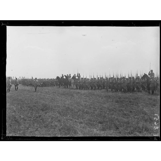 Fleury la Rivière. Marne. Revue de la 14e Division d'infanterie par le général Pétain. Le général Pétain passe devant les troupes. [légende d'origine]