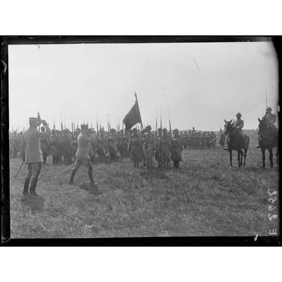 Fleury la Rivière. Marne. Revue de la 14e Division d'infanterie par le général Pétain. Le général Pétain salue un drapeau. [légende d'origine]
