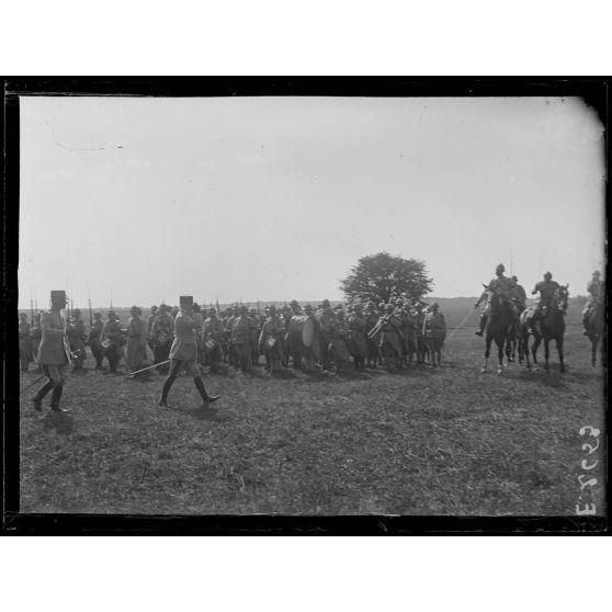 Fleury la Rivière. Marne. Revue de la 14e Division d'infanterie par le général Pétain. Le général Pétain passe devant les troupes. [légende d'origine]