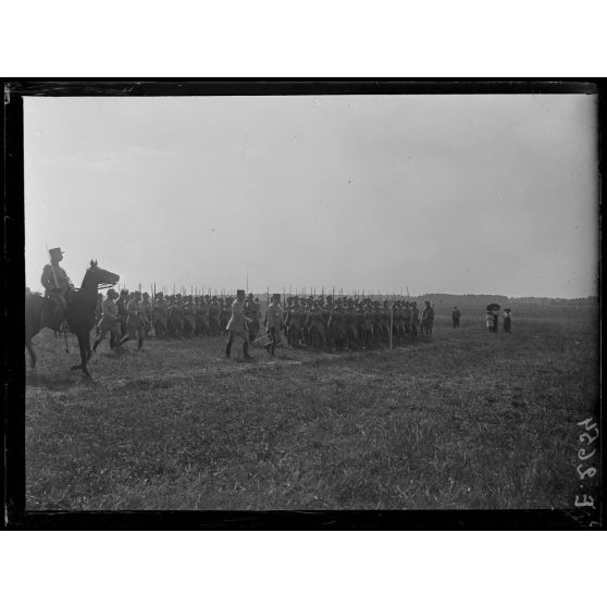 Fleury la Rivière. Marne. Revue de la 14e Division d'infanterie par le général Pétain. Le général Pétain passe devant les troupes. A cheval, à gauche, le général Philipot. [légende d'origine]