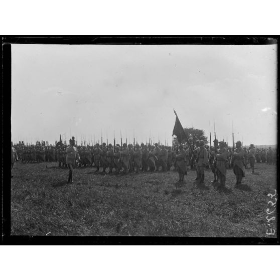 Fleury la Rivière. Marne. Revue de la 14e Division d'infanterie par le général Pétain. Le général Pétain salue un drapeau. [légende d'origine]