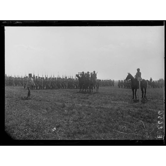 Fleury la Rivière. Marne. Revue de la 14e Division d'infanterie par le général Pétain. Le général Pétain passe devant les troupes. [légende d'origine]