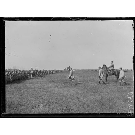 Fleury la Rivière. Marne. Revue de la 14e Division d'infanterie par le général Pétain. Le général Pétain, le général de Bazelaire, à cheval, le général Philipot. [légende d'origine]