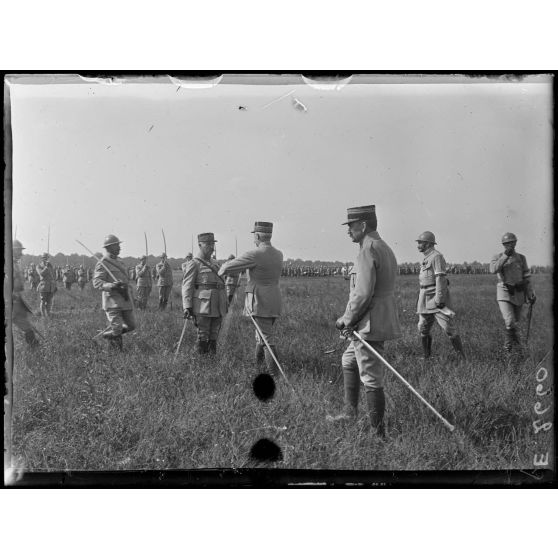 Fleury la Rivière. Marne. Revue de la 14e Division d'infanterie par le général Pétain. Le général Pétain remet au général Philipot, commandant la division, la cravate de commandeur de la légion d'honneur. [légende d'origine]