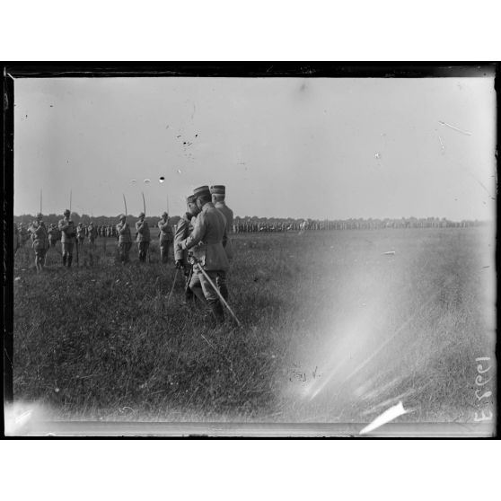 Fleury la Rivière. Marne. Revue de la 14e Division d'infanterie par le général Pétain. Le général Pétain remet au général Philipot, commandant la division, la cravate de commandeur de la légion d'honneur. [légende d'origine]