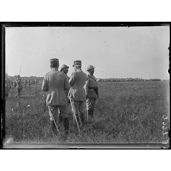 Fleury la Rivière. Marne. Revue de la 14e Division d'infanterie par le général Pétain. Le général Pétain décore des officiers de la Division. [légende d'origine]
