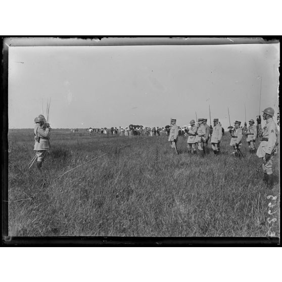Fleury la Rivière. Marne. Revue de la 14e Division d'infanterie par le général Pétain. Le général Pétain va décorer des officiers. [légende d'origine]