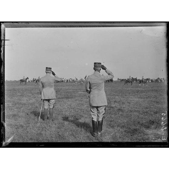 Fleury la Rivière. Marne. Revue de la 14e Division d'infanterie par le général Pétain. Le défilé après la revue. [légende d'origine]