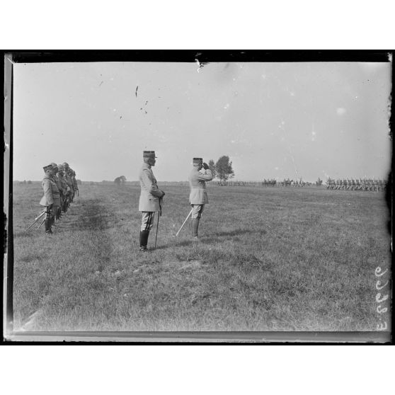 Fleury la Rivière. Marne. Revue de la 14e Division d'infanterie par le général Pétain. Le défilé après la revue. [légende d'origine]