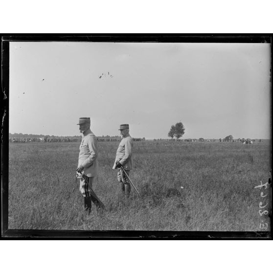 Fleury la Rivière. Marne. Revue de la 14e Division d'infanterie par le général Pétain. Les généraux Pétain et de Bazelaire pendant le défilé. [légende d'origine]