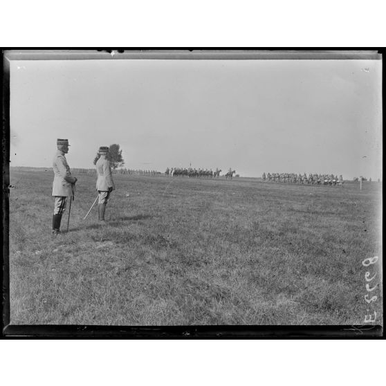Fleury la Rivière. Marne. Revue de la 14e Division d'infanterie par le général Pétain. Les généraux Pétain et de Bazelaire pendant le défilé. [légende d'origine]